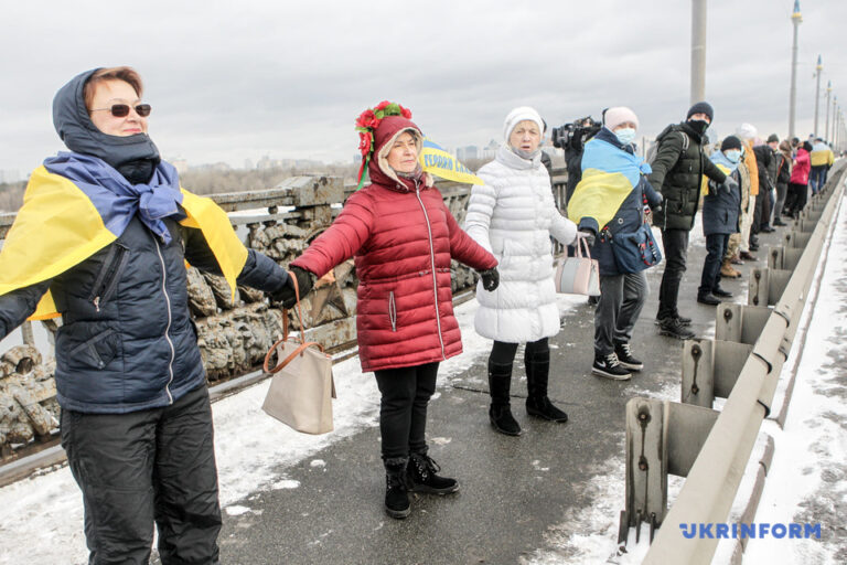 Архівні фото та жест єдності: як долучитися до “Живого ланцюга Соборності”, який цьогоріч створюють віртуально