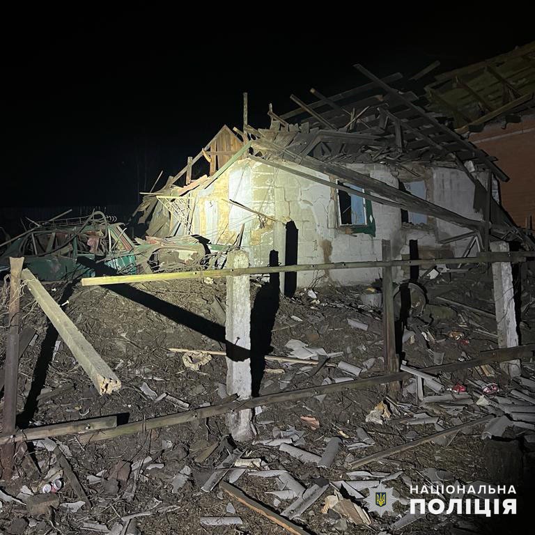 Разрушения в гражданском дворе в Донецкой области