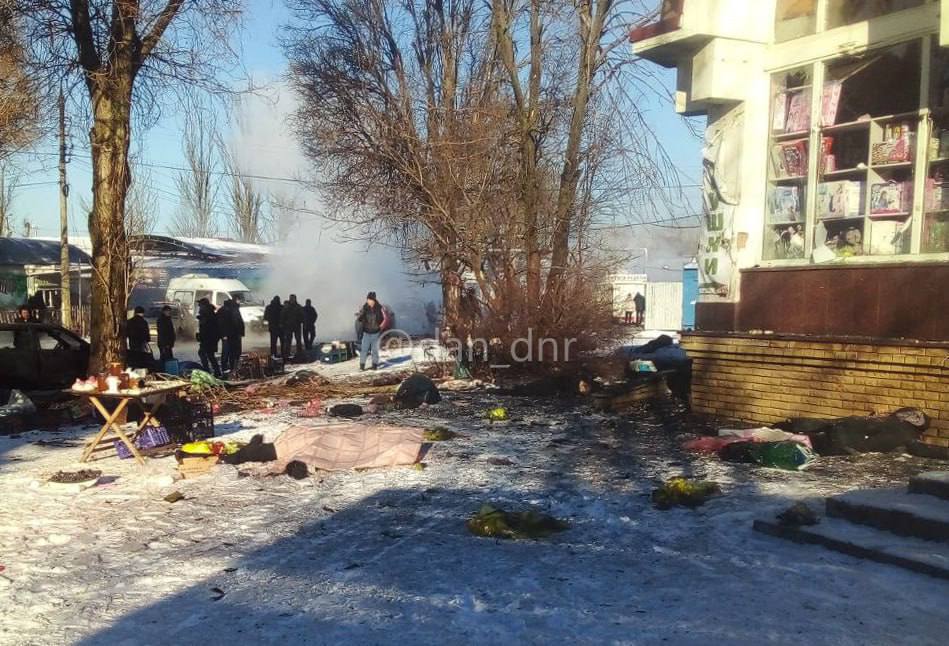 У тимчасово окупованому Донецьку заявили про обстріл ринку та щонайменше 25 загиблих (ФОТО, ВІДЕО) 1