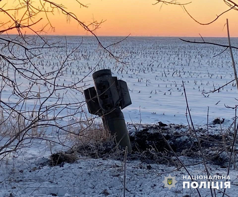 Залишки від російської ракети на Донеччині після обстрілу 12 січня 2024 року