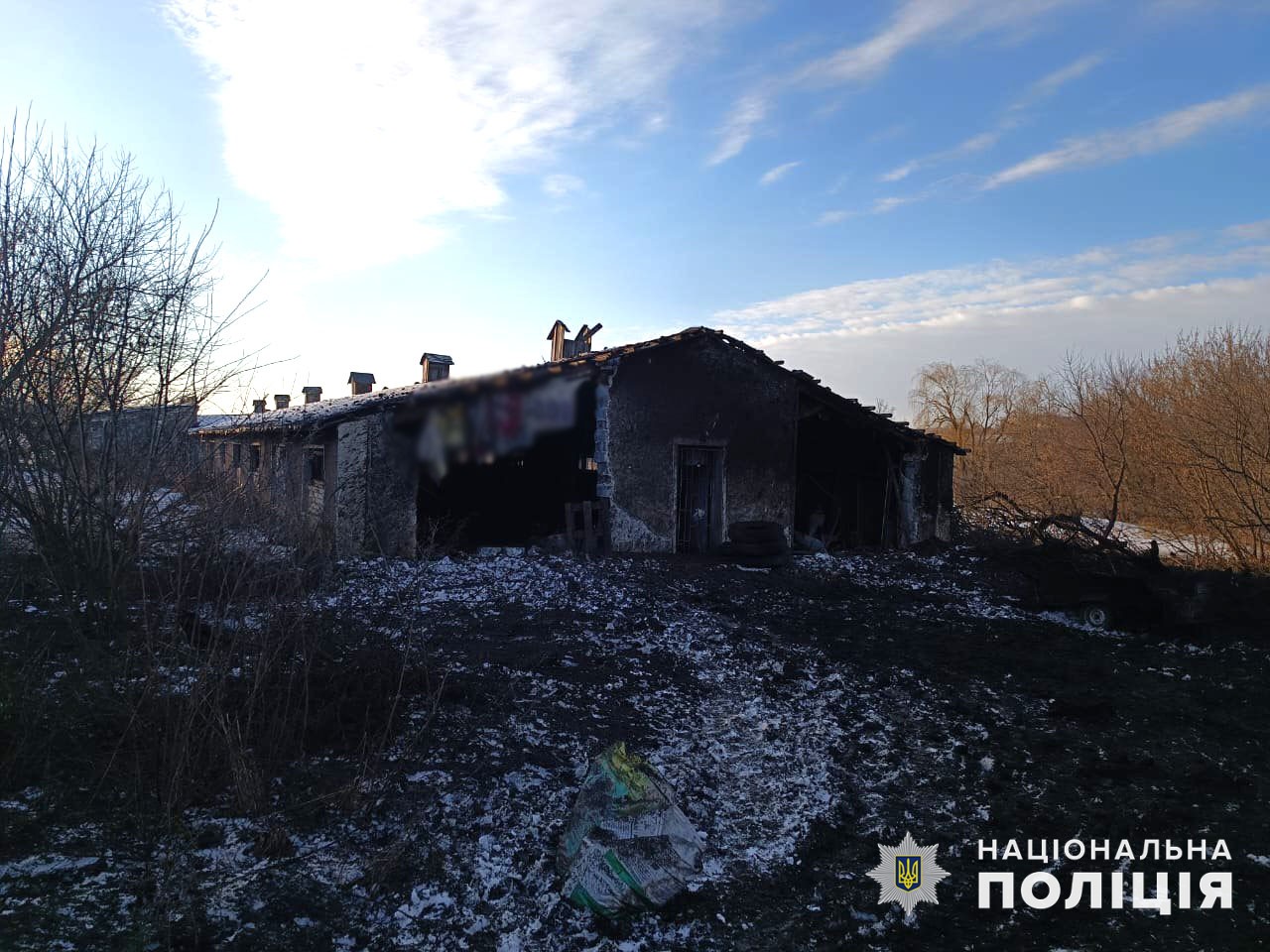 поврежденная российским обстрелом хозяйственная постройка в Донецкой области