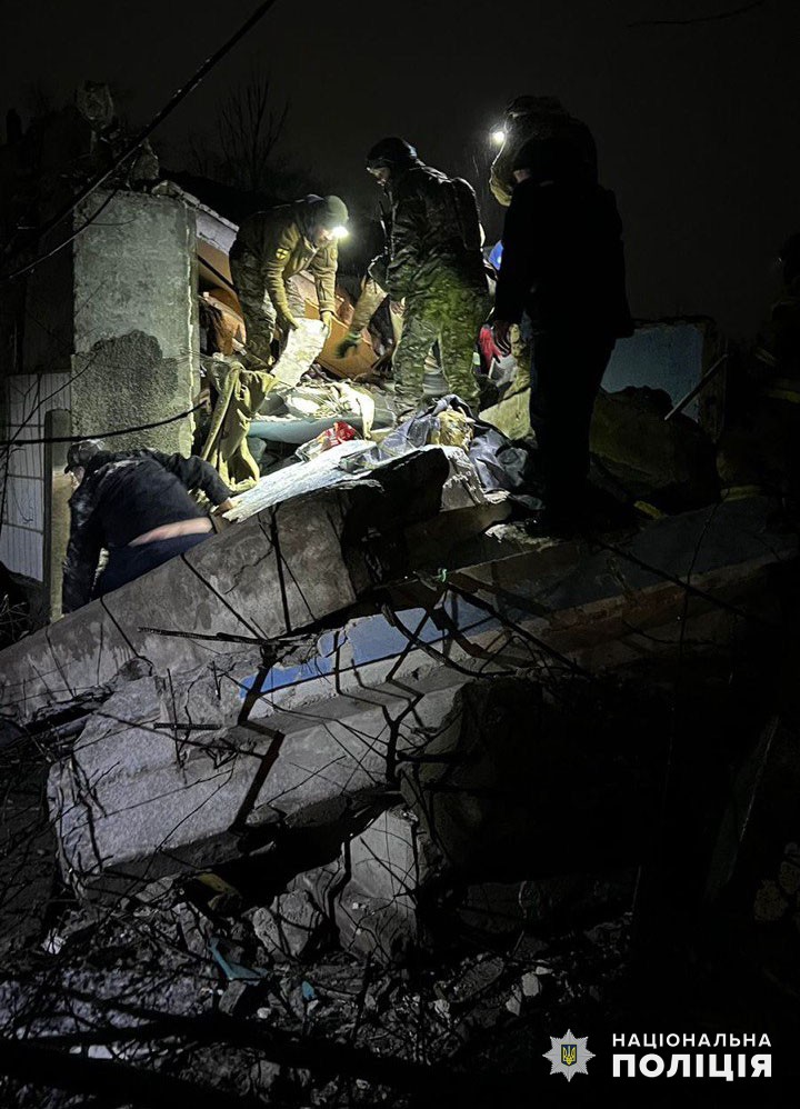 спасатели спасают людей в Донецкой области