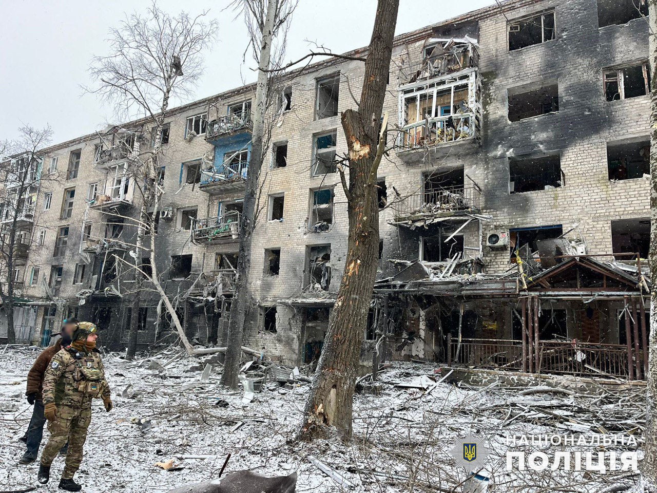 Поліцейські оглядають пошкоджений російським обстрілом будинок