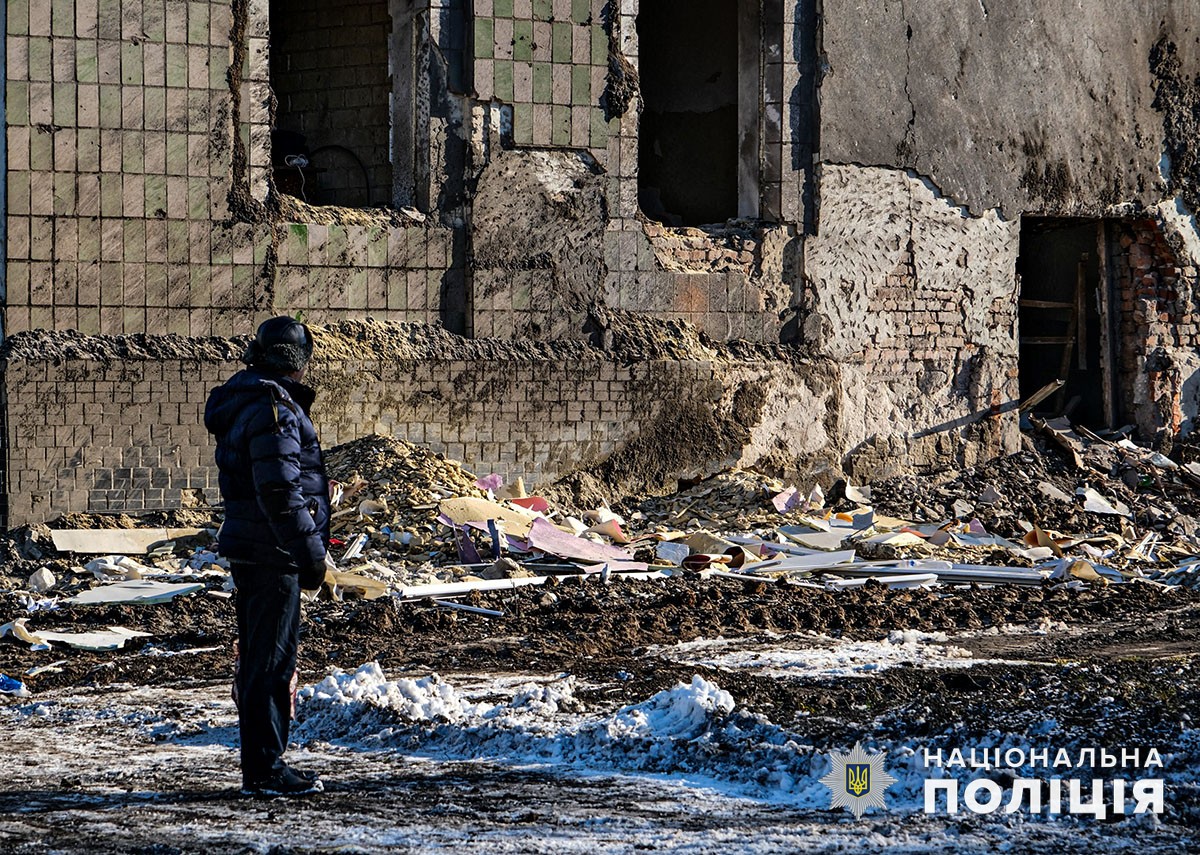 Ракетная атака на Курахово: повреждены многоэтажки и учебное заведение. Жители не пострадали (ФОТО) 3