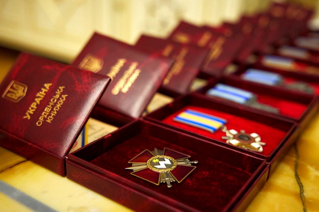 Очільники двох ВА, енергетики, правоохоронці й митці: 12 жителів Донеччини відзначили державними нагородами