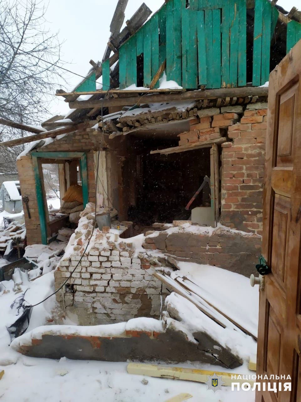 Разрушенный обстрелом дом в Донецкой области