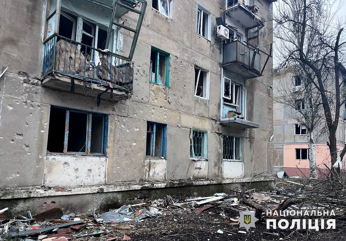 Пошкоджений російськими обстрілами 2 січня 2024 року багатоквартирний будинок у Авдіївці