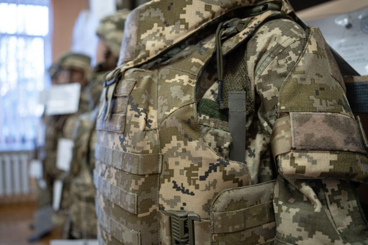 Минобороны сертифицировало второй образец женского бронежилета: какие особенности защиты для военнослужащих (ФОТО) 1