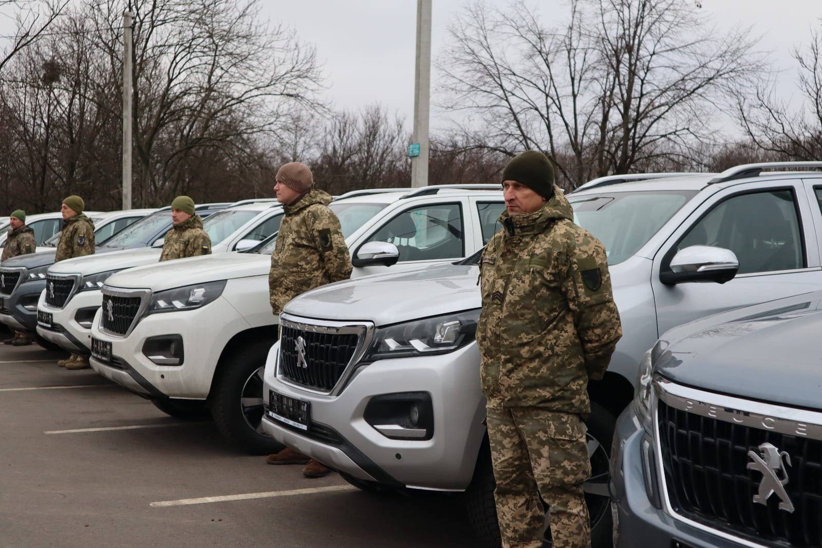 Солдати біля пікапів, які купили коштом Донецької ОВА
