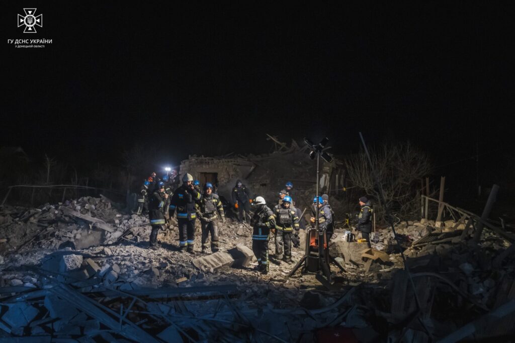 Спасательная операция в Покровском районе продолжается: из-под завалов достали тело еще одного ребенка (ФОТО)