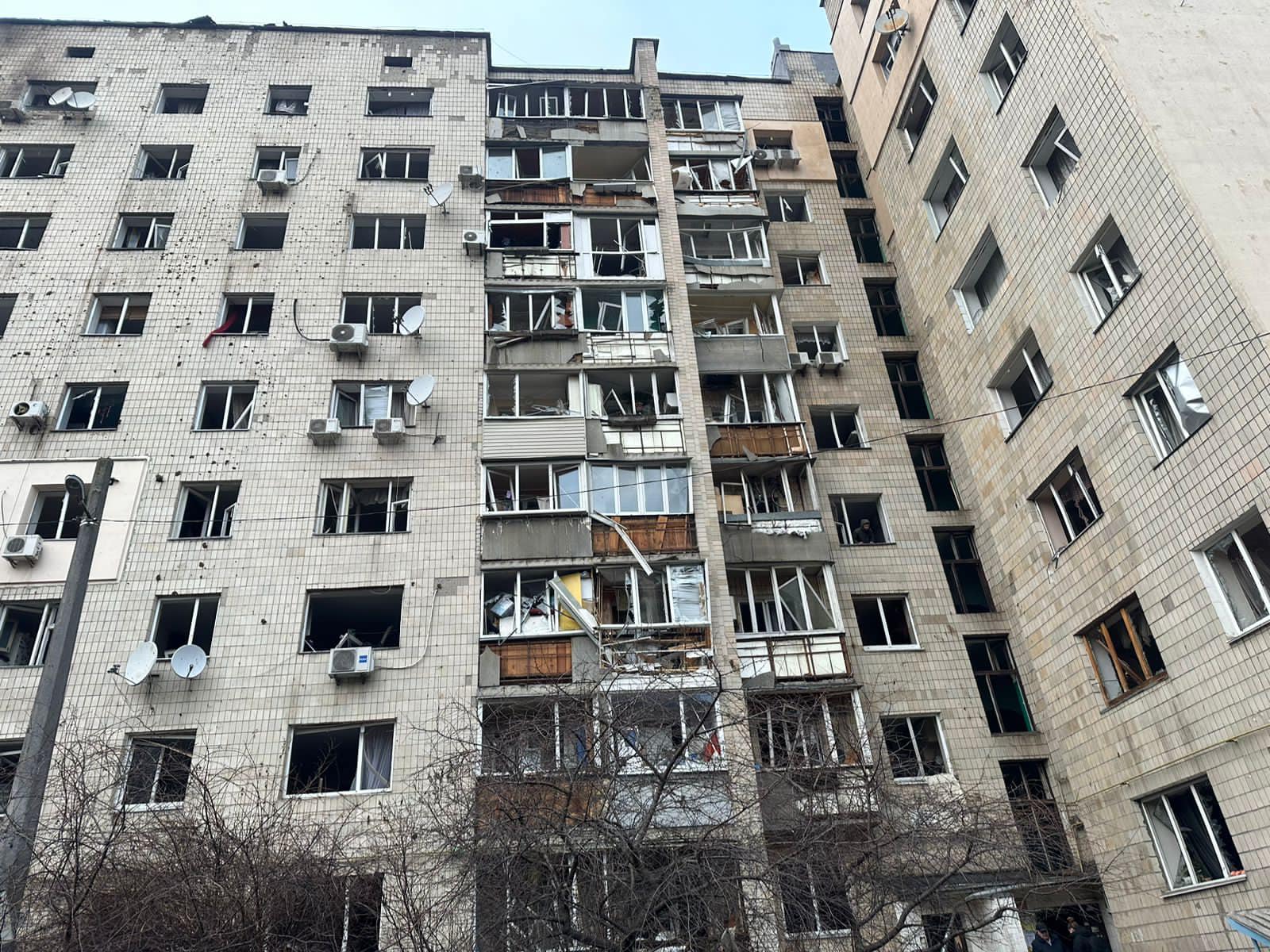 Пошкоджений багатоповерховий будинок на Київщині