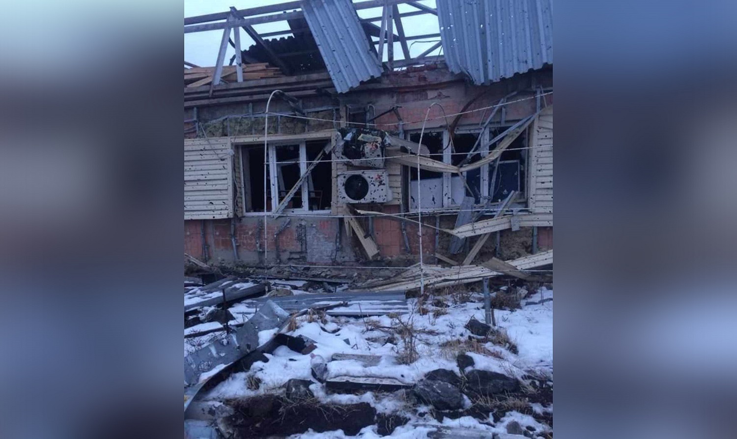 Будівля метеостанції Донецького аеропорту під час боїв за неї