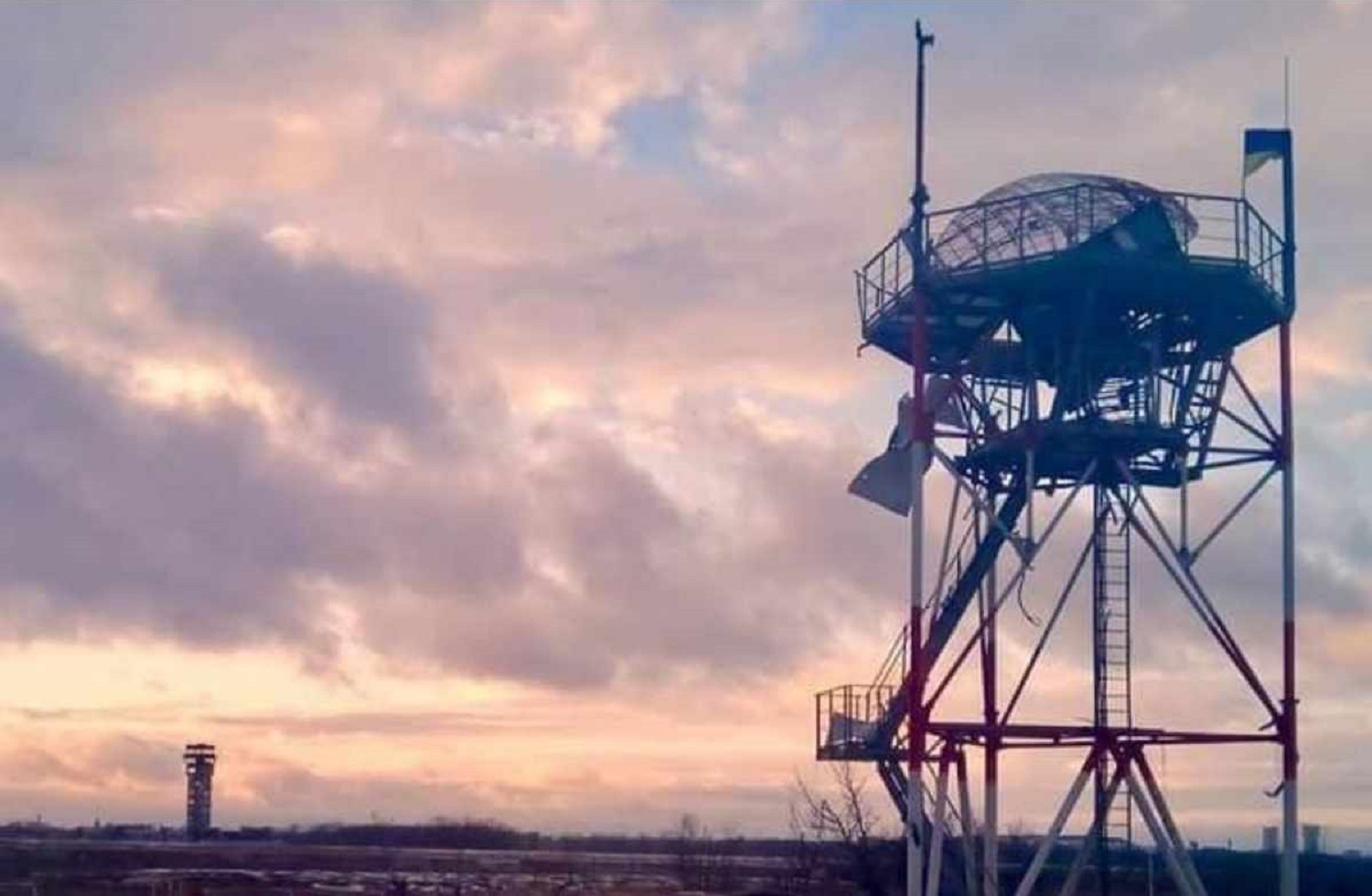 Вежа метеостанції з видом на ще цілу диспетчерську вежу Донецького аеропорту