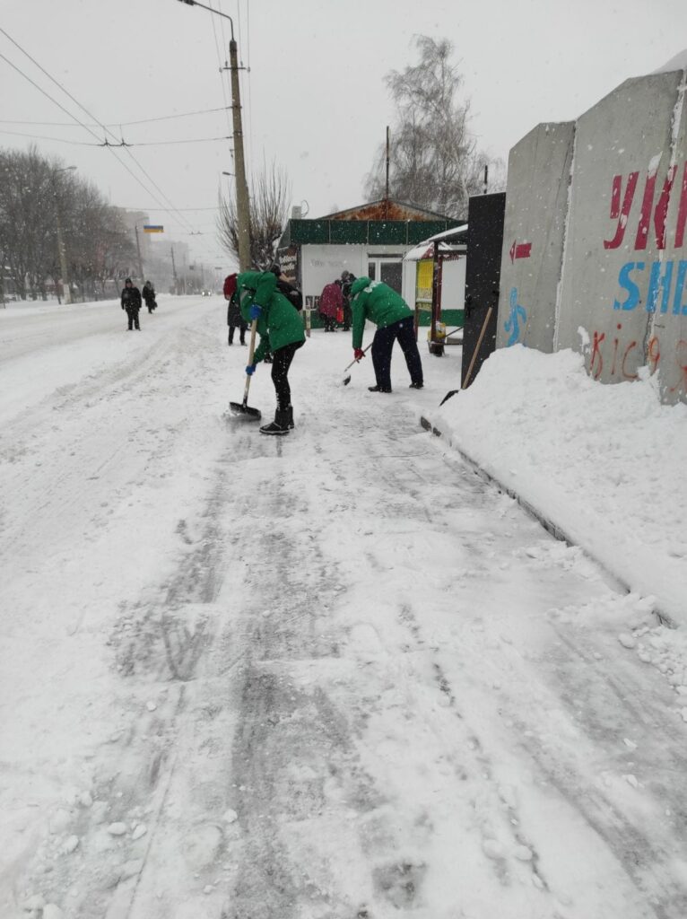 Автошляхи Донеччини чистять від снігу 32 спецмашини. Яка погода буде у регіоні найближчі 3 дні (ФОТО) 2