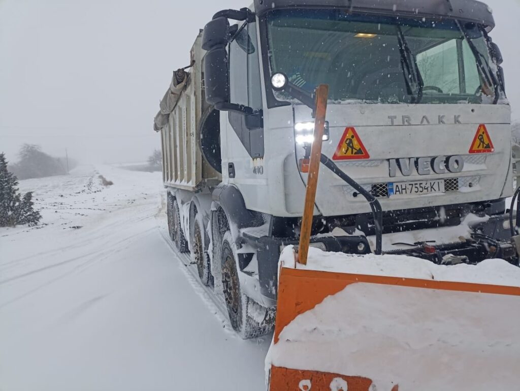 Автодороги Донетчины чистят от снега 32 спецмашины. Какая погода будет в регионе ближайшие 3 дня (ФОТО)