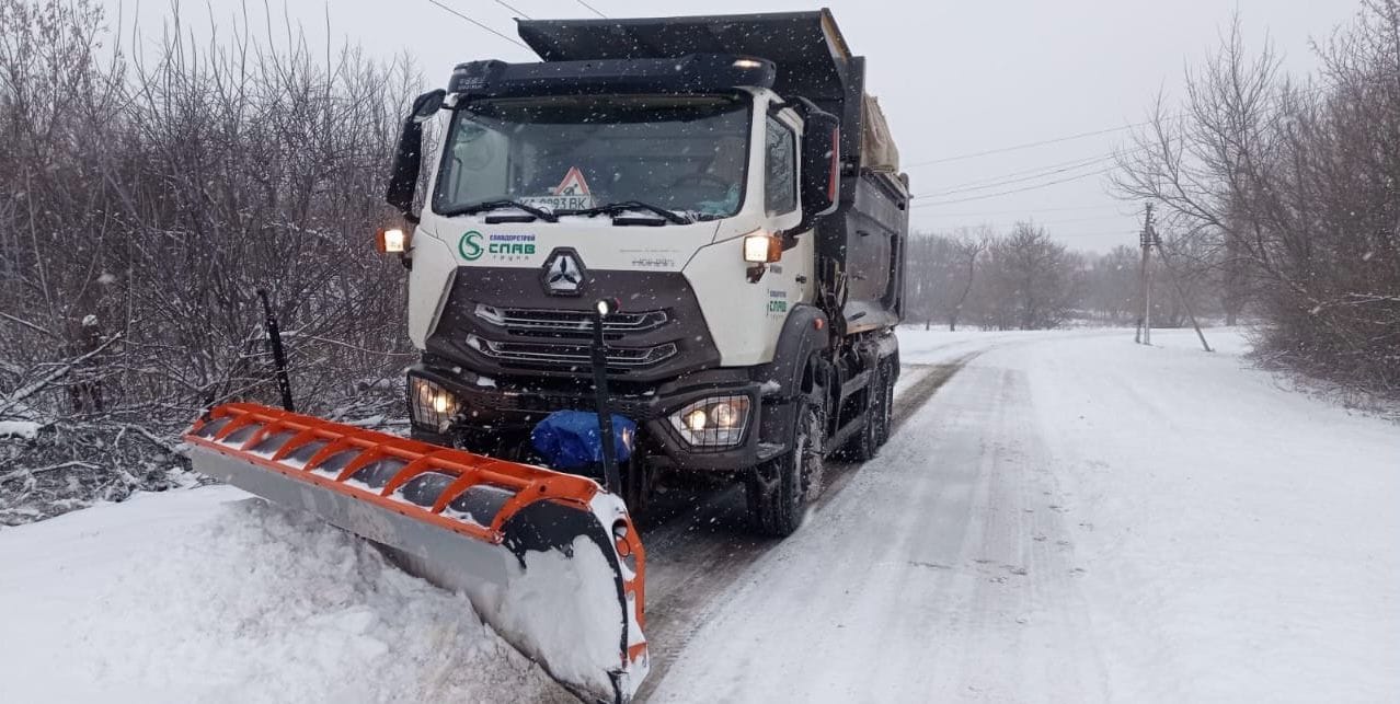 Автошляхи Донеччини чистять від снігу 32 спецмашини. Яка погода буде у регіоні найближчі 3 дні (ФОТО) 1