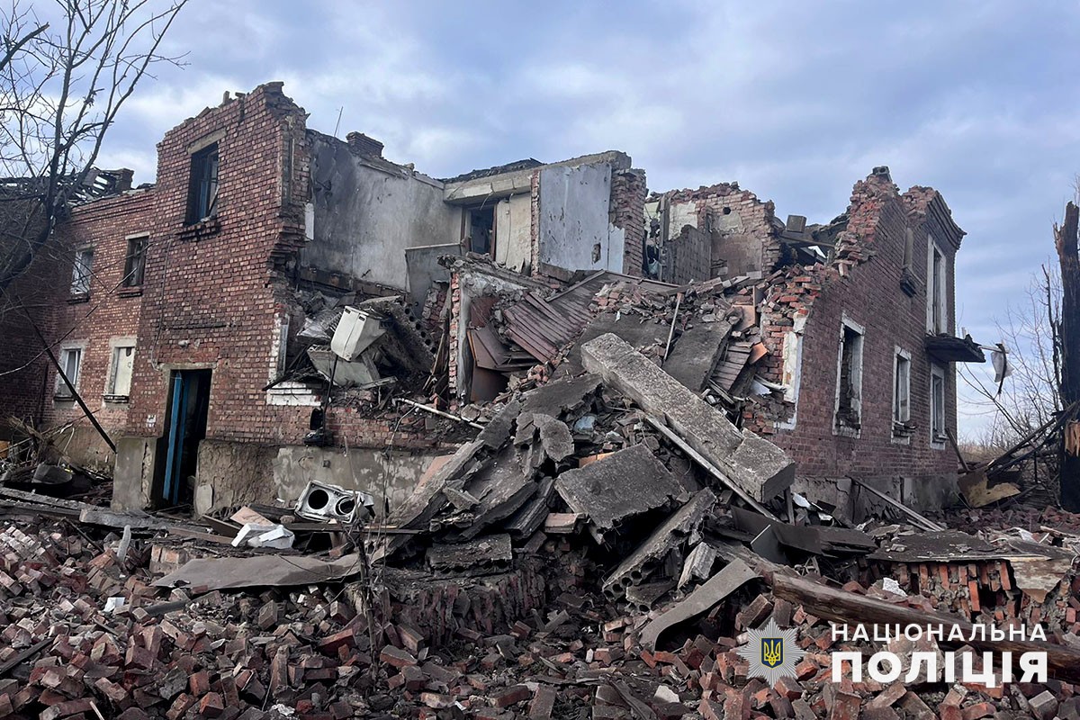Уничтоженный российскими обстрелами дом в Донецкой области