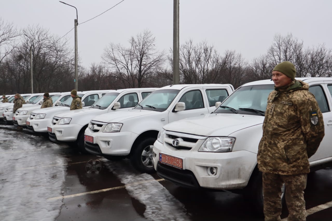 Солдаты ВСУ возле приобретенных авто