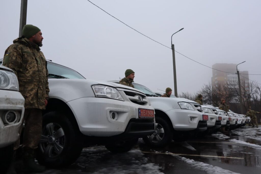 Бахмутская городская и Донецкая областная администрации передали в ВСУ еще 10 автомобилей (ФОТО)