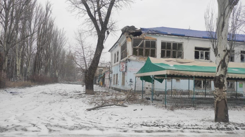 Поврежденная крыша в Донецкой области из-за обстрела