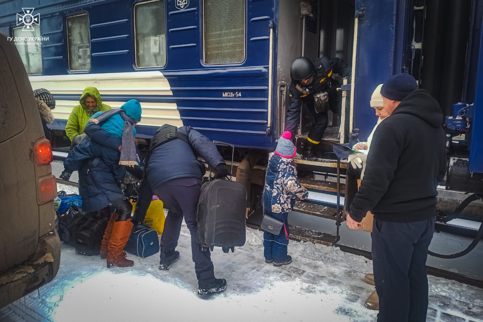 Спасатели за сутки помогли эвакуироваться более 100 жителям Донетчины (ФОТО) 1