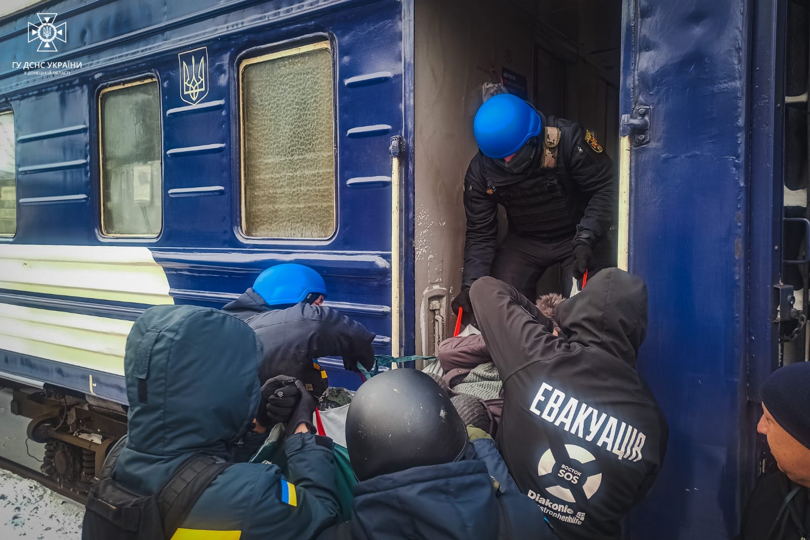 Спасатели за сутки помогли эвакуироваться более 100 жителям Донетчины (ФОТО) 2