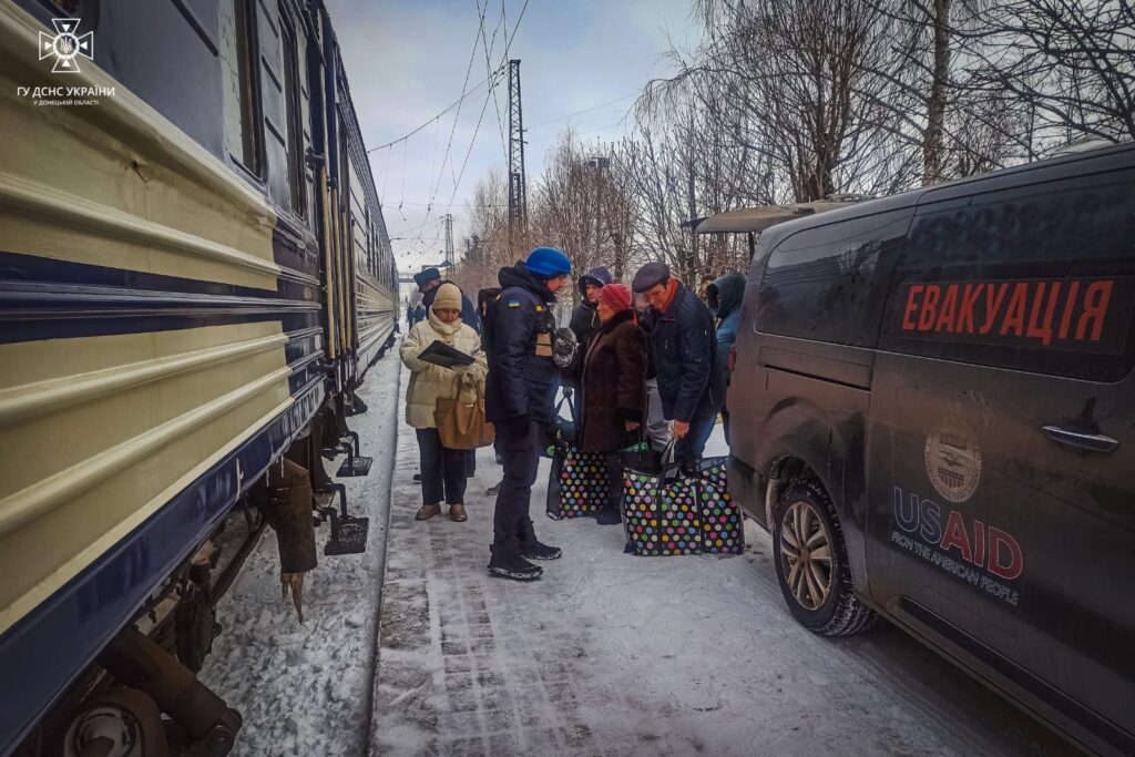 Спасатели за сутки помогли эвакуироваться более 100 жителям Донетчины (ФОТО)