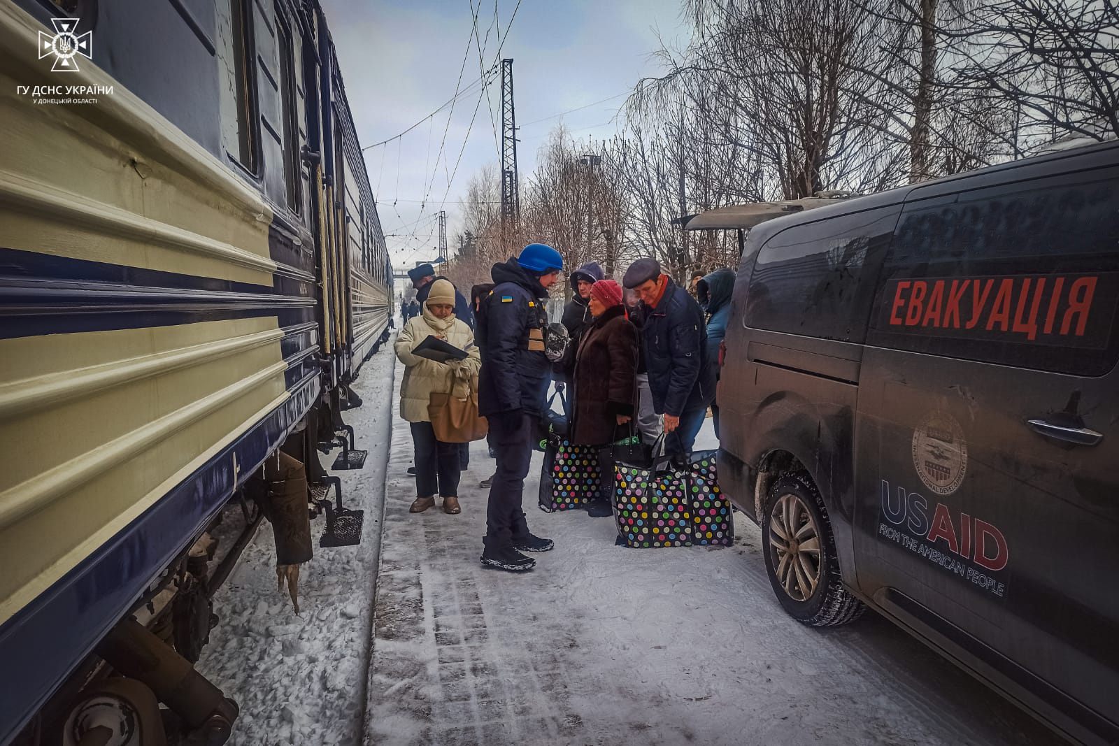 Зображення до посту Рятувальники  за добу допомогли евакуюватися понад 100 жителям Донеччини (ФОТО)