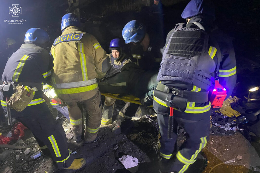 В Мирнограде спасатели достали местную из-под завалов обстрелянного накануне отеля (ФОТО)