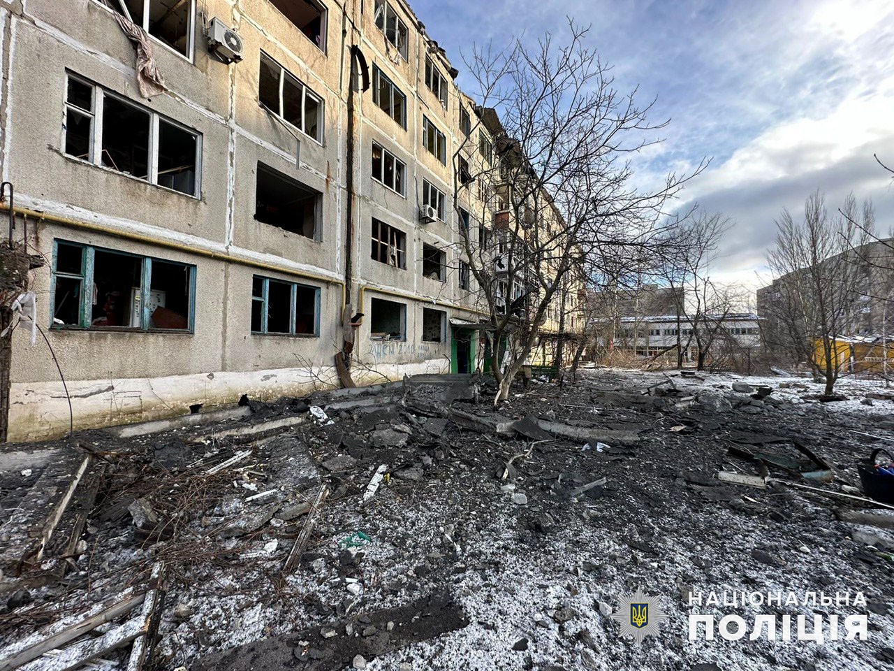 обстрелянный двор в Донецкой области
