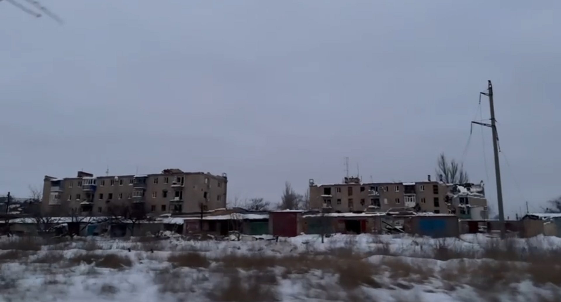 Житлові п’ятиповерхівки по вулиці Маяковського у Соледарі у січні 2024 року