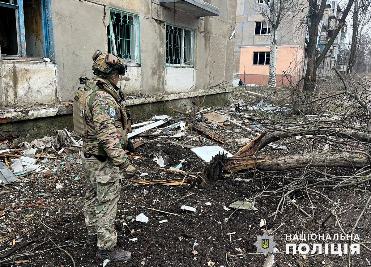Поліцейський оглядає наслідки обстрілів Донеччини за 2 січня