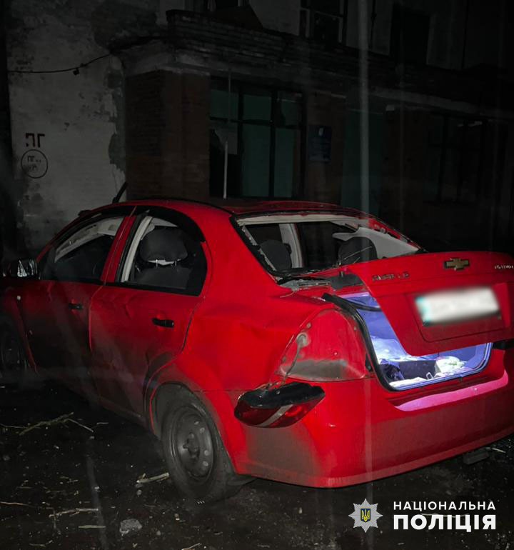 Пошкоджений автомобіль цивільного на Донеччині, удару завдали російські окупанти