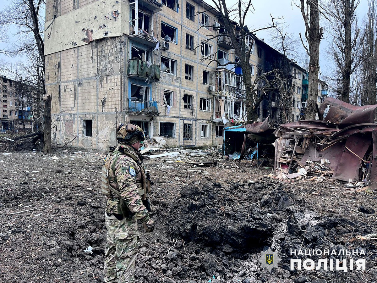 Воронка от российского обстрела в Донецкой области