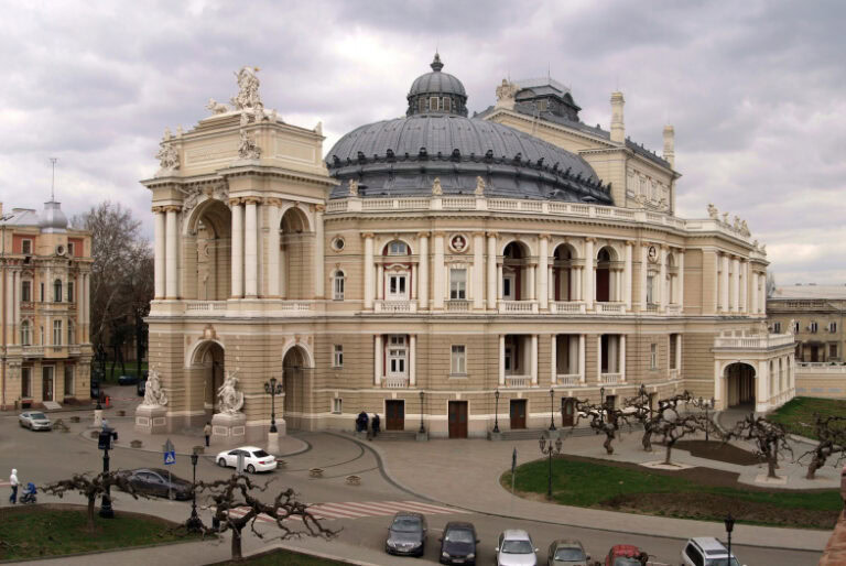 Переселенців з Бахмута в Одесі запрошують на оперу, балет та інші вистави: де купити квитки