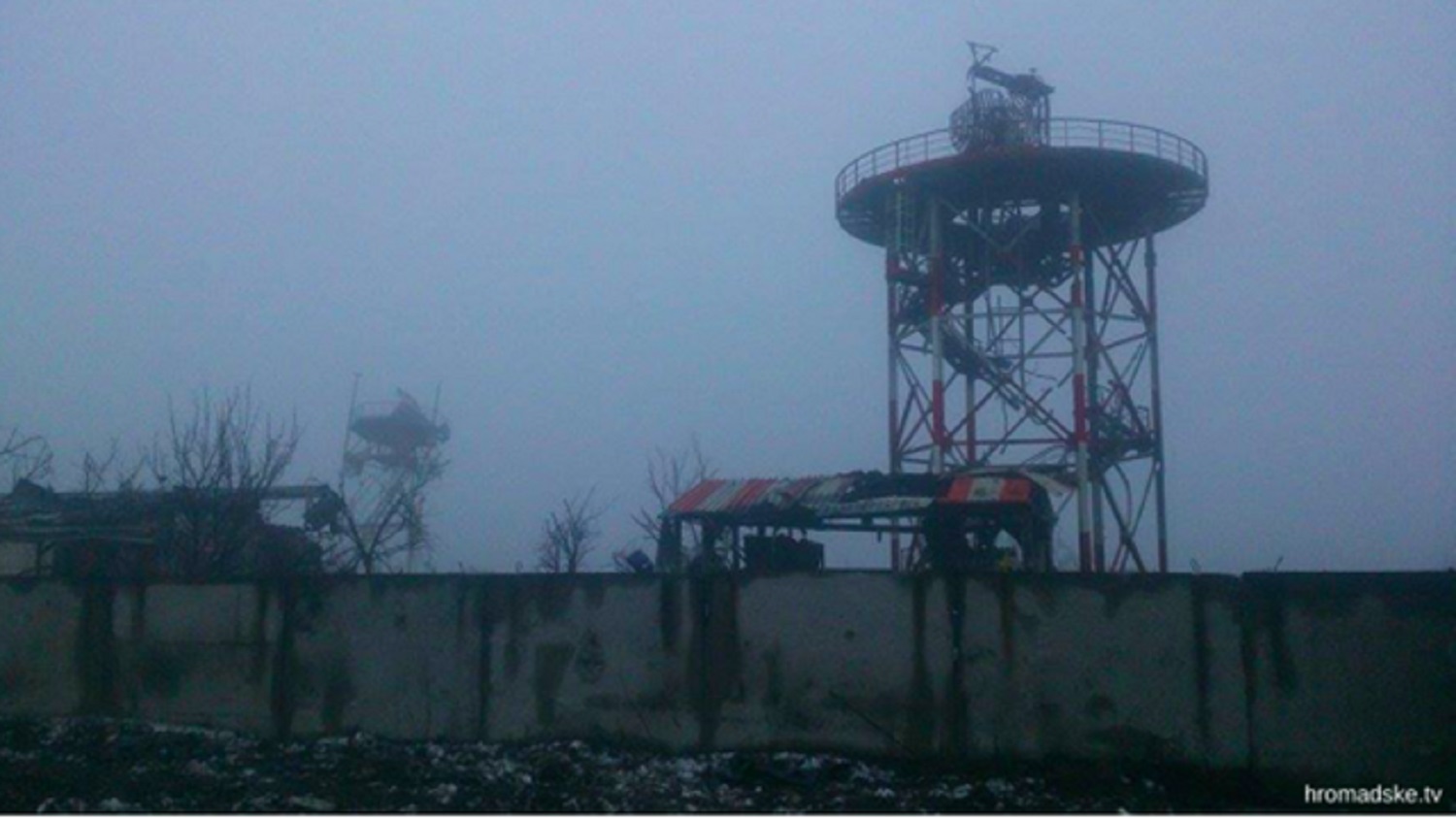 Вежа та паркан метеостанції у Донецькому аеропорті