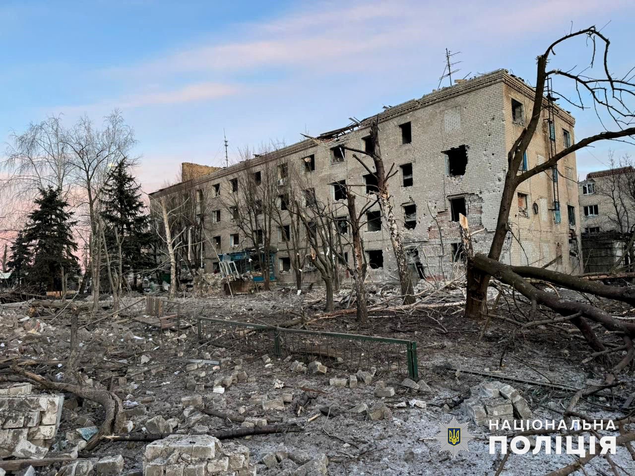 Поврежденный российским обстрелом дом в Донецкой области