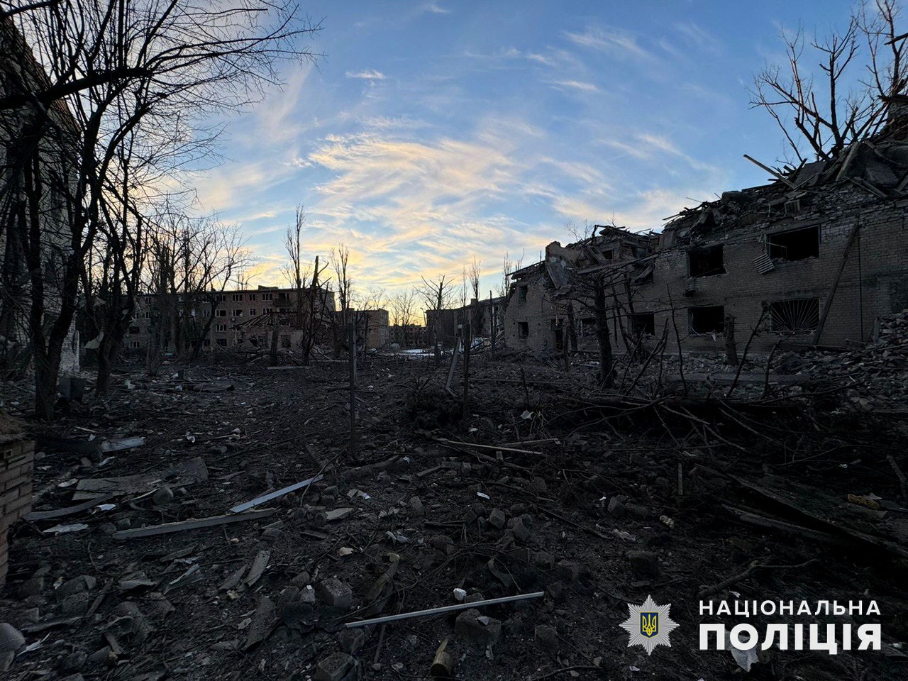 Разрушенная многоэтажка в Донецкой области