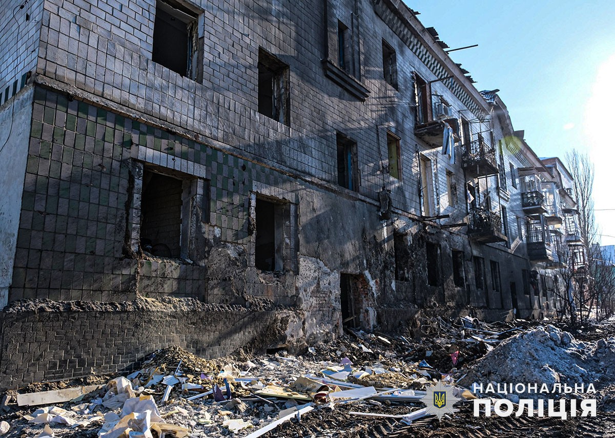 Ракетна атака на Курахове: пошкоджені багатоповерхівки та навчальний заклад. Жителі не постраждали (ФОТО) 2