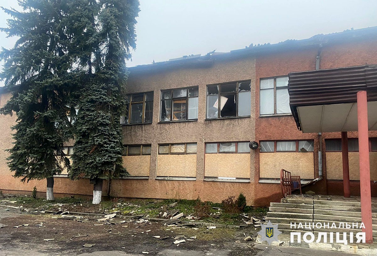 Поврежденное учебное заведение в Донецкой области