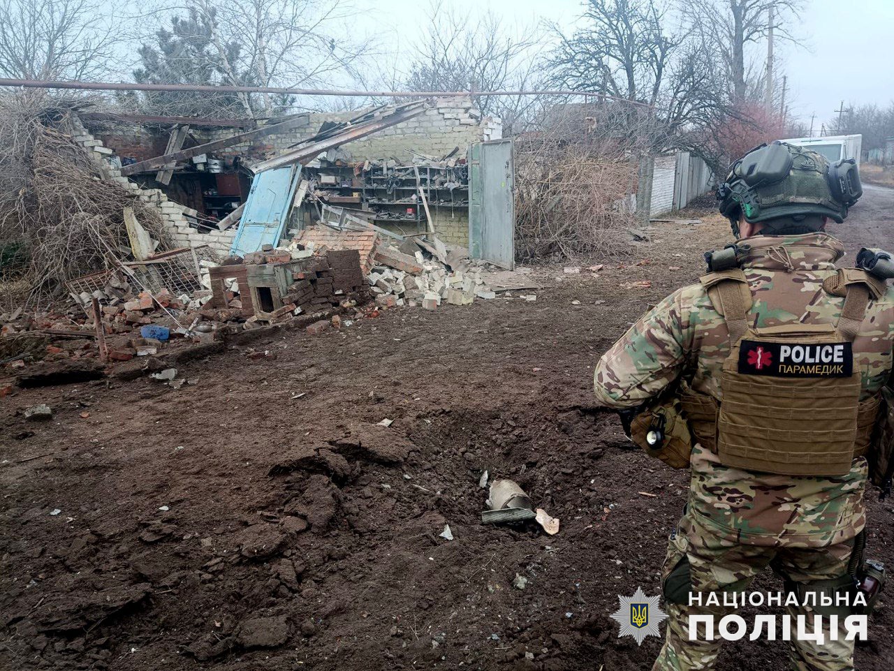 Полицейский смотрит на последствия обстрела Донецкой области