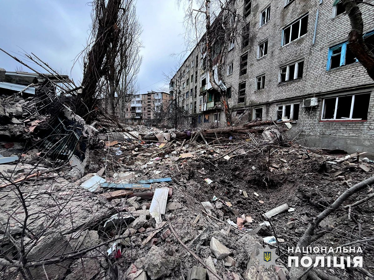 Разрушенный обстрелами двор в Донецкой области