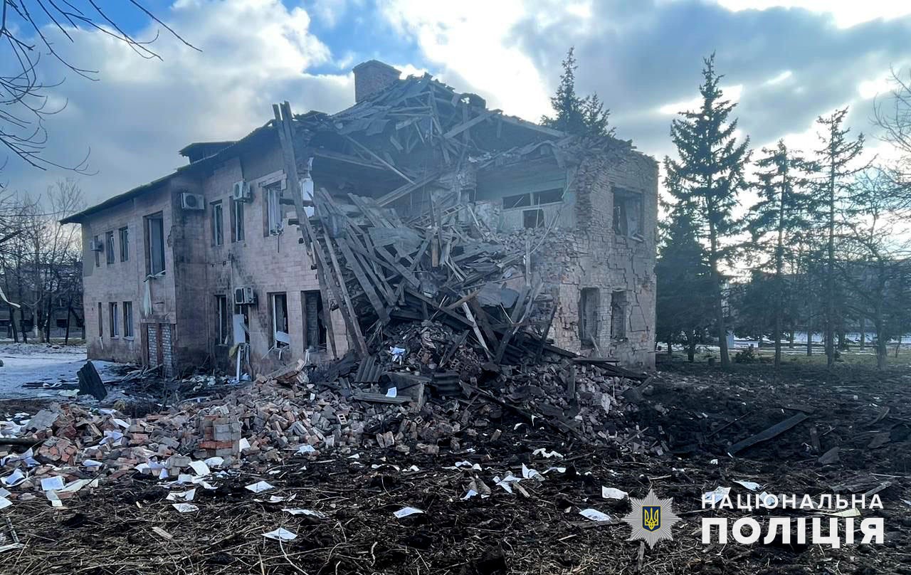 Зруйнована двоповерхова будівля в Донецькій області