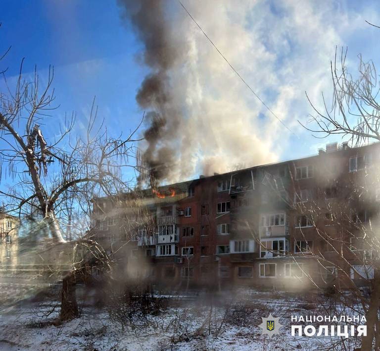 Горящий дом в Донецкой области, российский обстрел