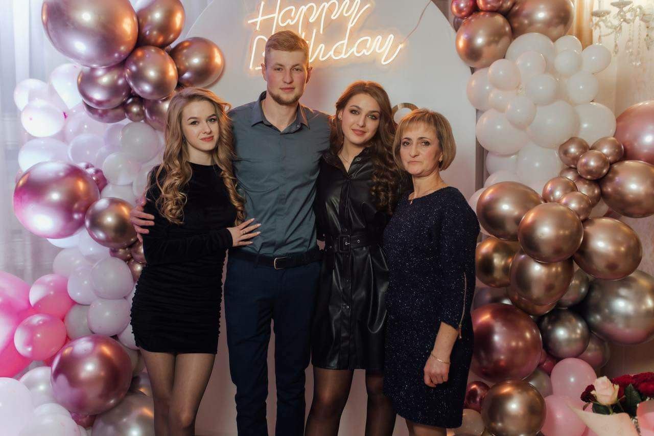 Андрій Кобяков з мамою та сестрами до початку повномасштабного вторгнення