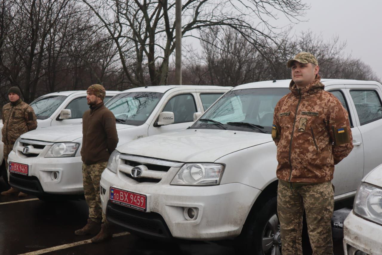 Захисники Донеччини отримали ще 4 пікапи, гроші на які виділили з бюджету Бахмутської громади (ФОТО) 3