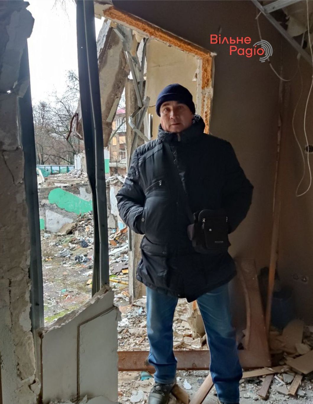 Андрій біля зруйнованого будинку по вул. Леонтовича, 13