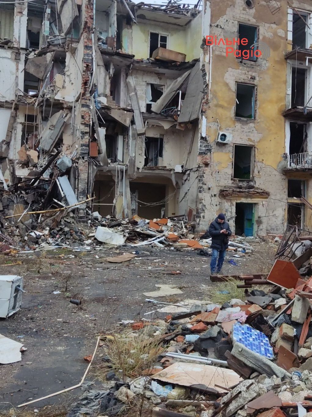 Будинок 13 по вулиці Леонтовича (Марата) у Краматорську частково зруйнований внаслідок російського обстрілу 1 лютого 2023 року