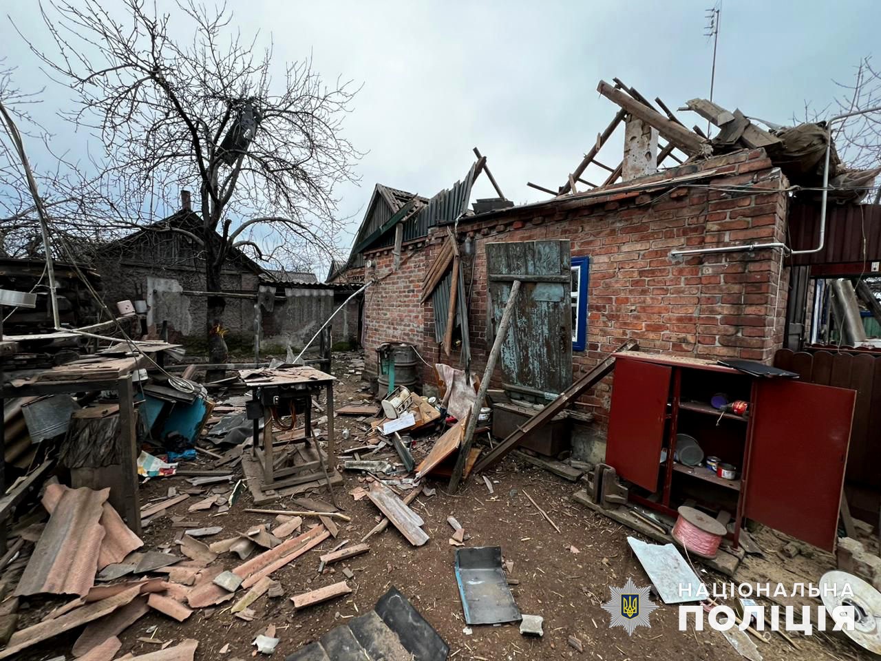 Поврежденный российскими обстрелами 2 января дом в Донецкой области