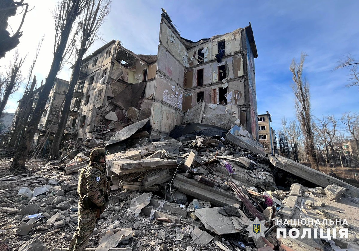 Руїни багатоповерхового будинку на Донеччині, його атакували російські окупанти 1 січня